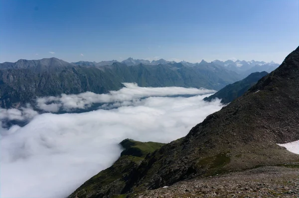 Vista desde miradores de montaña cerca de dombay en el Cáucaso mayor, norte del Cáucaso, se puede llegar por senderismo o con un teleférico, crudo original —  Fotos de Stock