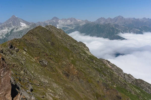 Vue depuis les belvédères de montagne près de dombay dans le grand caucase, le caucase nord, peut être atteint en randonnée ou avec un téléphérique, brut original — Photo
