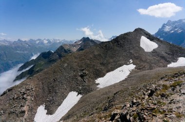 Kafkasya'nın kuzeyinde dombay yakınlarındaki dağ gözcülerinden manzaraya yürüyüş yaparak veya teleferik ile ulaşılabilir, ham orijinal