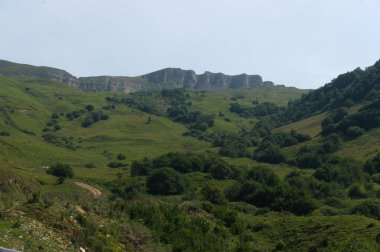 Dombay ve kislowodsk arasında kuzey kafkasya gumbashi geçit üzerinde 2000 m üzerinde yemyeşil çimler çayır ve dağlar, ham orijinal resim