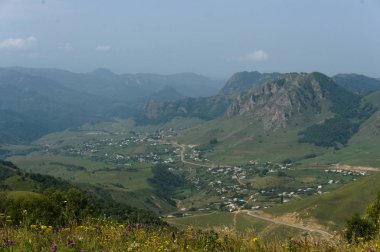 Dombay ve kislowodsk arasında kuzey kafkasya gumbashi geçit üzerinde 2000 m üzerinde yemyeşil çimler çayır ve dağlar, ham orijinal resim
