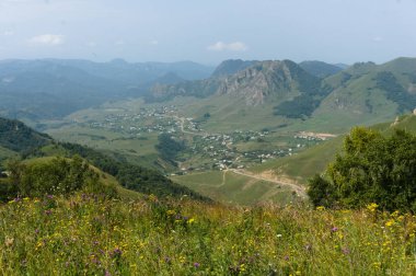 Dombay ve kislowodsk arasında kuzey kafkasya gumbashi geçit üzerinde 2000 m üzerinde yemyeşil çimler çayır ve dağlar, ham orijinal resim