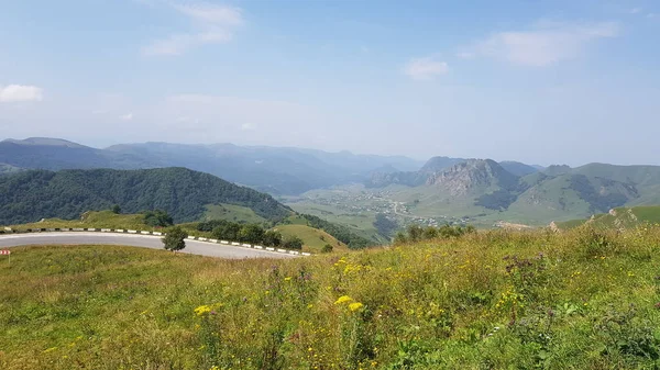 Lush green lawns meadows and mountains above 2000 m on the gumbashi pass in the northern caucasus between dombay and kislowodsk, raw original picture — Stock Photo, Image