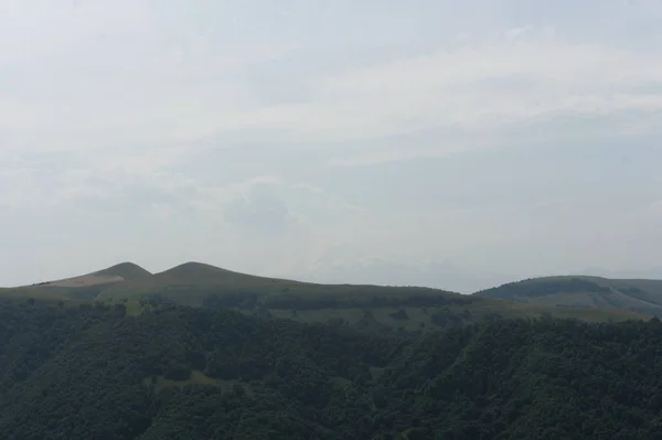 Weelderige groene gazons weiden en bergen boven 2000 m op de gumbashi-pas in de noordelijke Kaukasus tussen dombay en kislowodsk, RAW Original Picture — Stockfoto