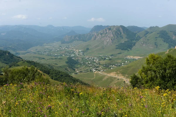 郁郁葱葱的绿色草坪草地和山脉超过2000米在北高加索之间的多巴伊和基斯洛索茨克之间的古姆巴什山口，原始图片 — 图库照片