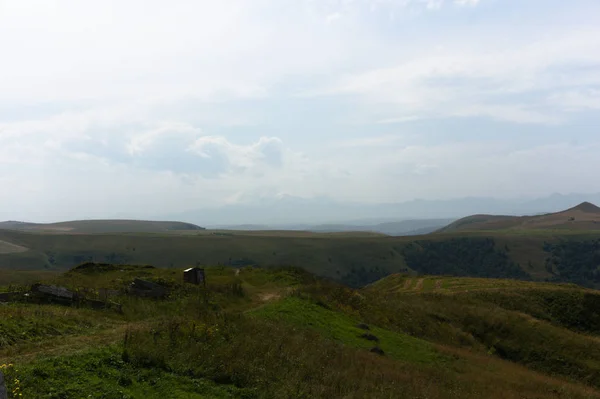 Pelouses verdoyantes prairies et montagnes au-dessus de 2000 m sur le col de gumbashi dans le caucase nord entre dombay et kislowodsk, image originale brute — Photo