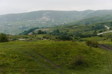 Kislowodsk yakınlarındaki kafkas dağlarında Mougreen çim çim manzara, ham orijinal resim