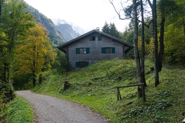 Cabana solitária em algum lugar nos alpes da Baviera — Fotografia de Stock