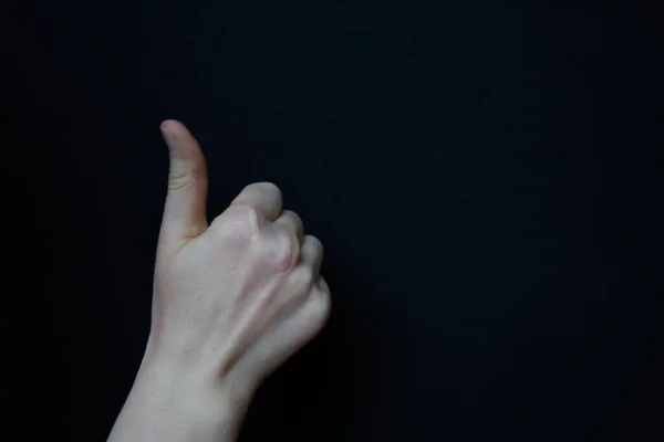Elszigetelt nő kéz közelkép így gesztusok a — Stock Fotó