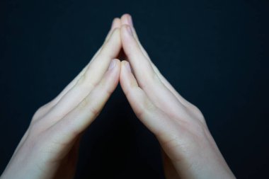 İzole edilmiş kadın eli yakın çekim yapıyor.