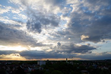 Güzel mavi bulutlu gökyüzü Schweinfurt, bavyera, Almanya üzerinde güçlü bulutlar