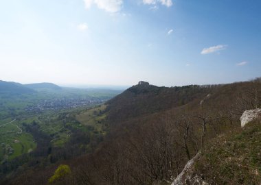 Güney Almanya 'daki Swabian Alpleri üzerindeki kale kalesi hohenneufen, yeşil yemyeşil yemyeşil manzaralar