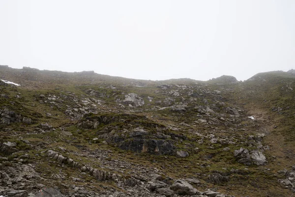 Raue Felsen Entlang Bergauf Den Alpen Nebligen Morgenlicht Qualitativ Hochwertiges — Stockfoto