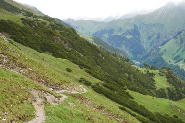 Mindelheimer kulübesinin yakınındaki Bavyera Alplerinden yürüyüş yolu, büyük resimler.
