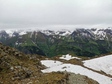 Yağmurlu bir bahar gününde Bavyera Alplerinde fiderepass barakası ile Mindelheimer kulübesi arasında yürüyüş yapmak.