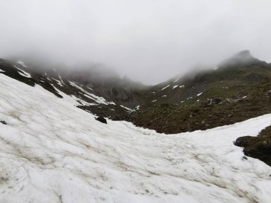Yağmurlu bir bahar gününde Bavyera Alplerinde fiderepass barakası ile Mindelheimer kulübesi arasında yürüyüş yapmak.