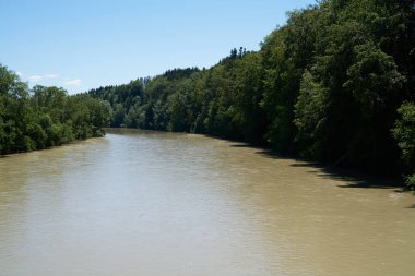 Bavyera 'daki Iller nehri. Bir doğa parkında çamurlu suyla yağmurdan sonra.