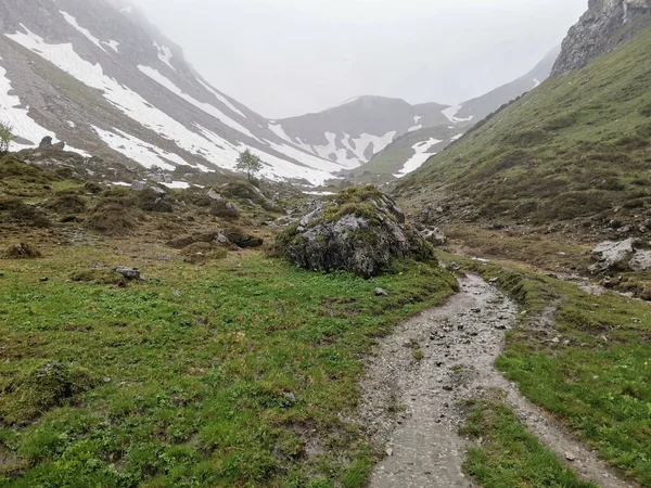 Yağmurlu Bir Bahar Gününde Bavyera Alplerinde Fiderepass Barakası Ile Mindelheimer — Stok fotoğraf