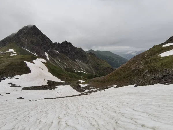 Lkbaharda Alp Dağlarında Bir Yürüyüş Yolunda Kar Tarlaları Bavyera — Stok fotoğraf