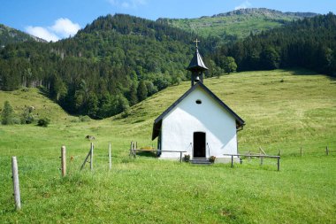 Bavyera dağlarında eski güzel bir şapel.