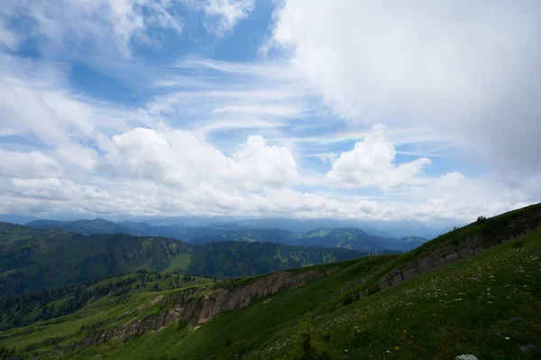Regenboog Wolken Een Groen Weelderig Berglandschap Bavarische Alpen — Stockfoto