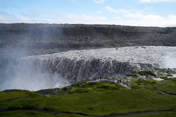 Чудовий водоспад Деттіфосс в Ісландії, літо — стокове фото