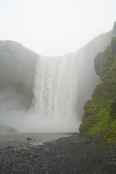 Skogarfoss vodopád na jihu Islandu. — Stock fotografie