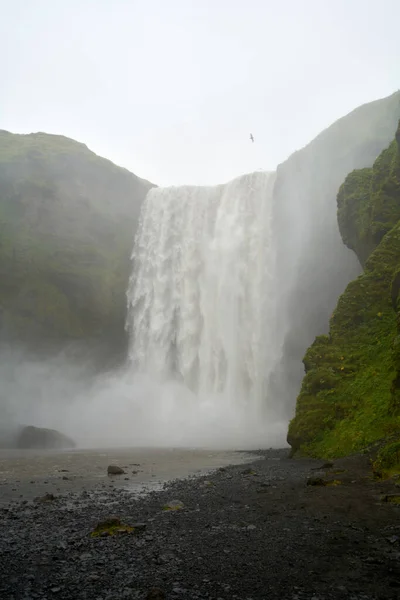 Cachoeira Skogarfoss no sul da Islândia. — Fotografia de Stock