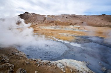 İzlanda 'nın kuzeyinde, Myvatn Gölü kıyısında, jeotermal gölü ile birlikte, Blue Lagoon, Hot Mud Pots ve Coğrafya Bölgesi' nin muhteşem manzarasına benzeyen, yaz günü.