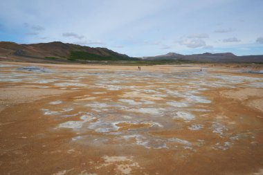 İzlanda 'nın kuzeyinde, Myvatn Gölü kıyısında, jeotermal gölü ile birlikte, Blue Lagoon, Hot Mud Pots ve Coğrafya Bölgesi' nin muhteşem manzarasına benzeyen, yaz günü.