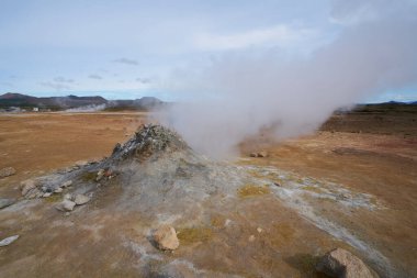 İzlanda 'nın kuzeyinde, Myvatn Gölü kıyısında, jeotermal gölü ile birlikte, Blue Lagoon, Hot Mud Pots ve Coğrafya Bölgesi' nin muhteşem manzarasına benzeyen, yaz günü.