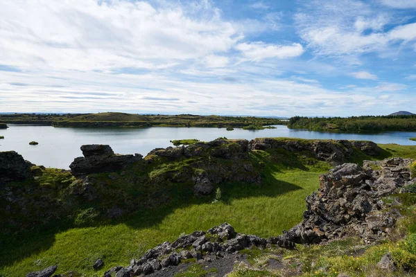Slunečný Den Jezeře Myvatn Island Mraky Odrážely Modré Vodě Sopečného — Stock fotografie