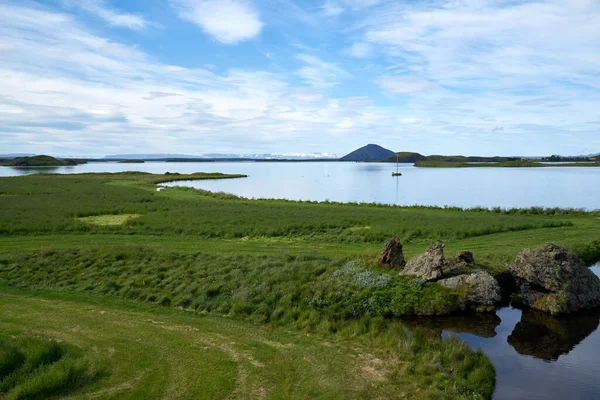 Solig Dag Sjön Myvatn Island Moln Reflekteras Det Blå Vattnet — Stockfoto