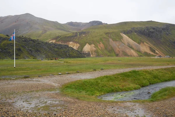 アイスランド ヨーロッパの高地に美しいLandmanalaugar砂利道の道 極端な4Wd 4の車両のための泥の厳しい地形 ランドマナローガルの風景は自然トレッキングやハイキングで有名です — ストック写真
