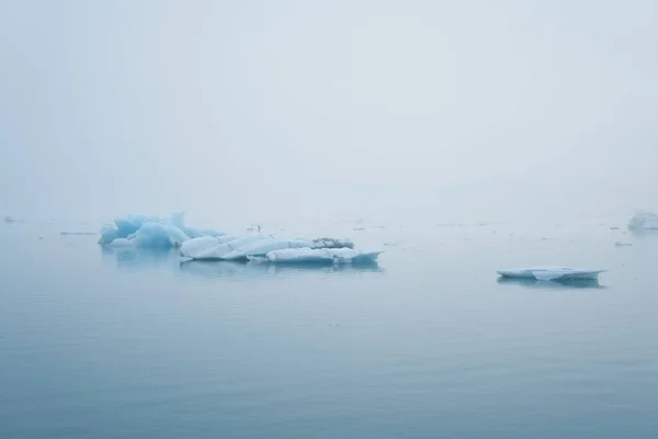 Παγόβουνα Που Λιώνουν Στο Jokulsarlon — Φωτογραφία Αρχείου