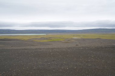İzlanda 'nın dağlık bölgelerindeki volkanik manzara, yeşil yosunlu siyah kül çölleri.