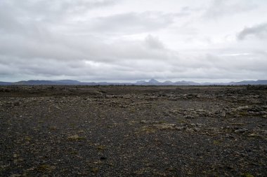 İzlanda 'nın dağlık bölgelerindeki volkanik manzara, yeşil yosunlu siyah kül çölleri.