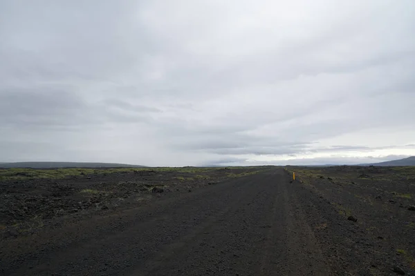 Vulkanikus Táj Icelandi Hegyekben Fekete Hamu Sivatagok Zöld Mohával — Stock Fotó