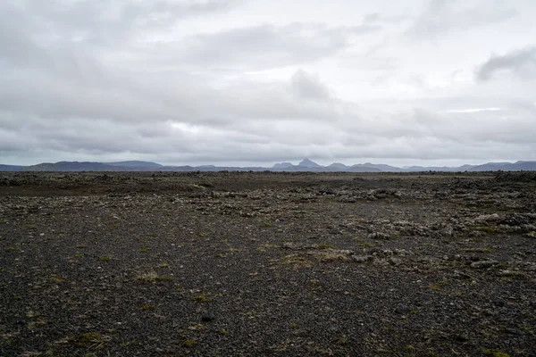 アイスランド高地の火山の風景 緑の苔を持つ黒い灰の砂漠 — ストック写真