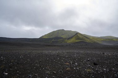 İzlanda 'nın dağlık bölgelerindeki volkanik manzara, yeşil yosunlu siyah kül çölleri.