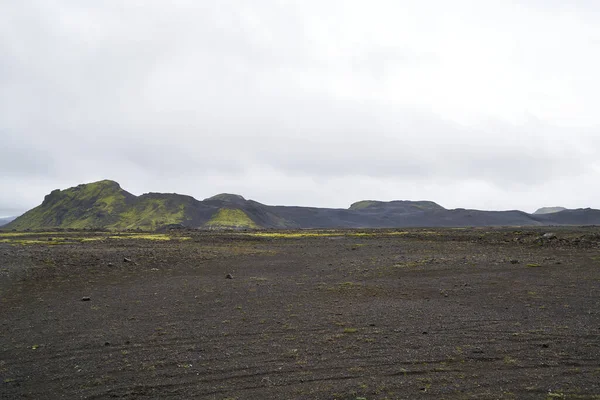 アイスランド高地の火山の風景 緑の苔を持つ黒い灰の砂漠 — ストック写真