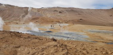İzlanda 'nın kuzeyinde, Myvatn Gölü kıyısında, jeotermal gölü ile birlikte, Blue Lagoon, Hot Mud Pots ve Coğrafya Bölgesi' nin muhteşem manzarasına benzeyen, yaz günü.