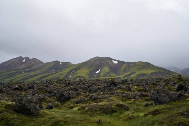 Güzel Landmanalaugar çakıl taşı yolu İzlanda, Avrupa 'nın dağlık kesiminde.