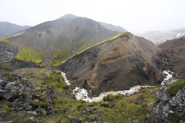 Una Montagna Verde Con Bellissimo Fiume Nel Trekking Landmannalaugar Islanda — Foto Stock