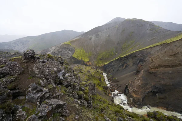 Uma Montanha Verde Com Belo Rio Caminhada Landmannalaugar Islândia — Fotografia de Stock