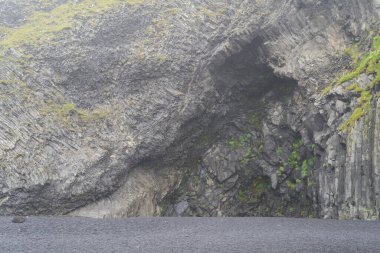 Bazalt Halsanefshellir Mağarası ve bazalt deniz yığınları