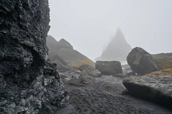 Playa helada en Islandia, Europa. Hielo en el negro — Foto de Stock