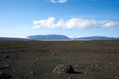 İzlanda 'daki volkanik manzara, dağlık bölgelerdeki siyah kül yolları 2020