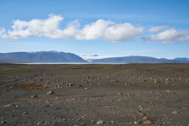 İzlanda 'daki volkanik manzara, dağlık bölgelerdeki siyah kül yolları 2020