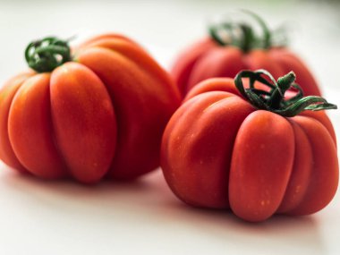 Üç kırmızı biftek domates.
